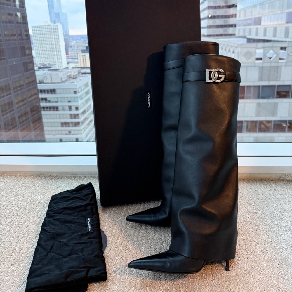 Dolce & Gabbana  DG Plaque Pointed-Toe Knee Boots Black Heels Size 39 (8)